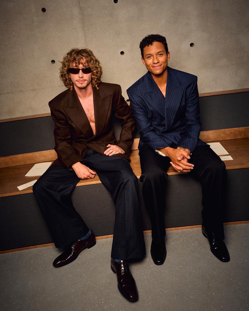 Jordan Huwhold et Jafar Jackson au défilé Saint Laurent homme printemps-été 2027 à la Fashion Week de Paris