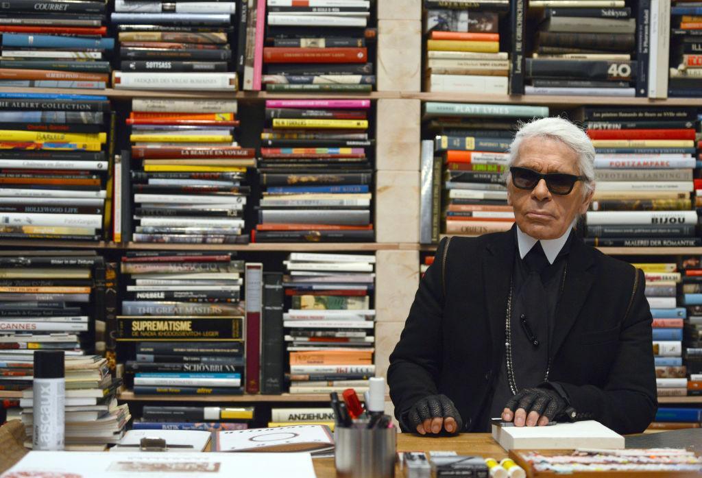 Karl Lagerfeld dans une réplique de sa bibliothèque 7L à paris © Caroline Seidel/picture alliance via Getty Images.