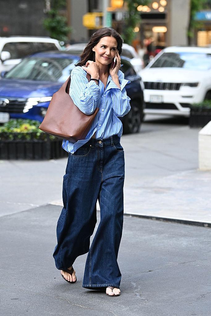 Katie Holmes en jean ample 2026. © Michael Simon/WireImage.