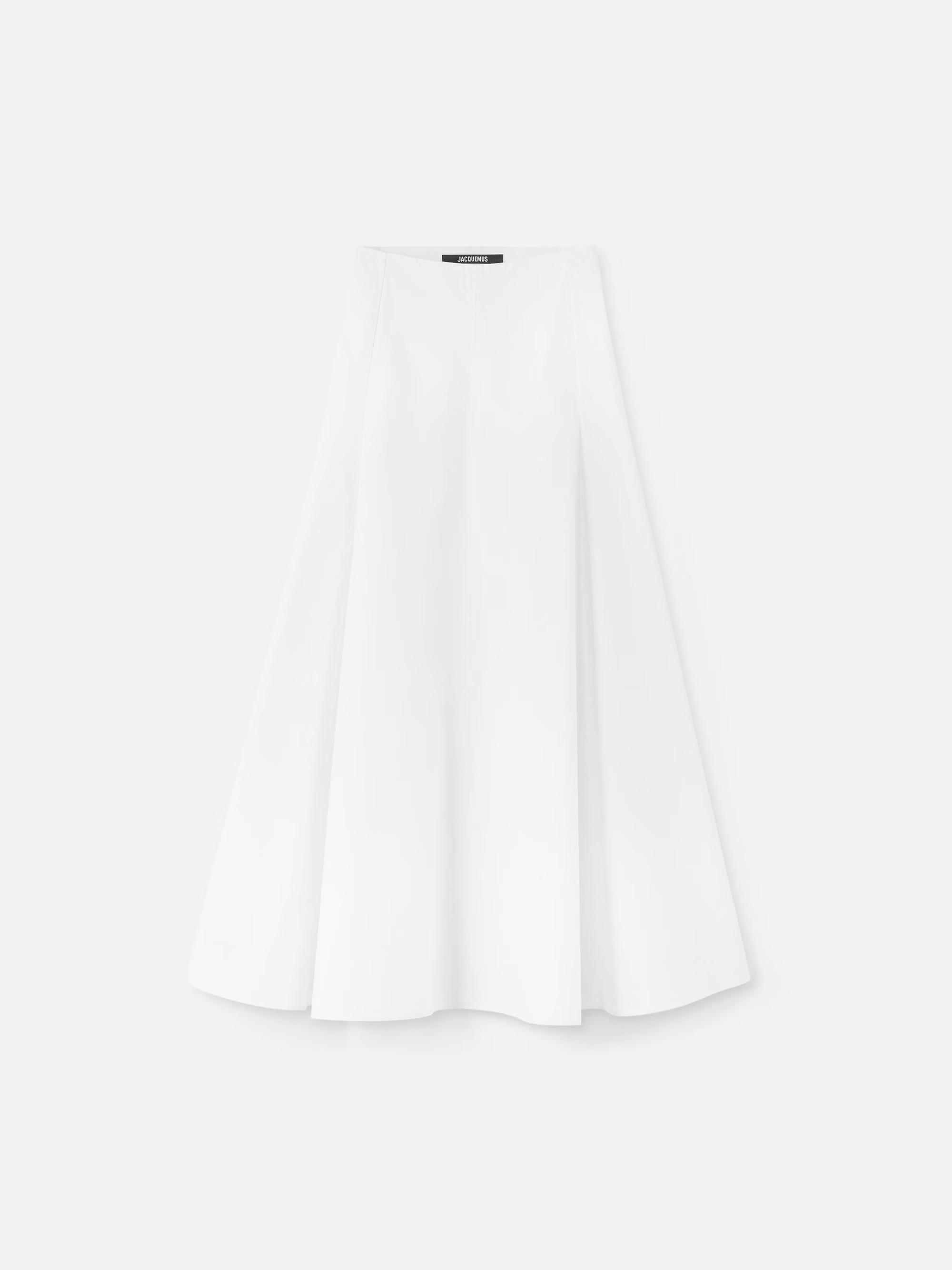 Jupe blanche Triangle longue et évasée, en popeline de coton, 690 €, Jacquemus.