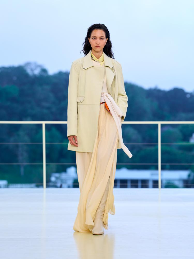 Le pantalon en mousseline beige, les bottes en cuir beiges et la veste en cuir jaune du défilé automne-hiver 2026-2027 de Hermès à Los Angeles