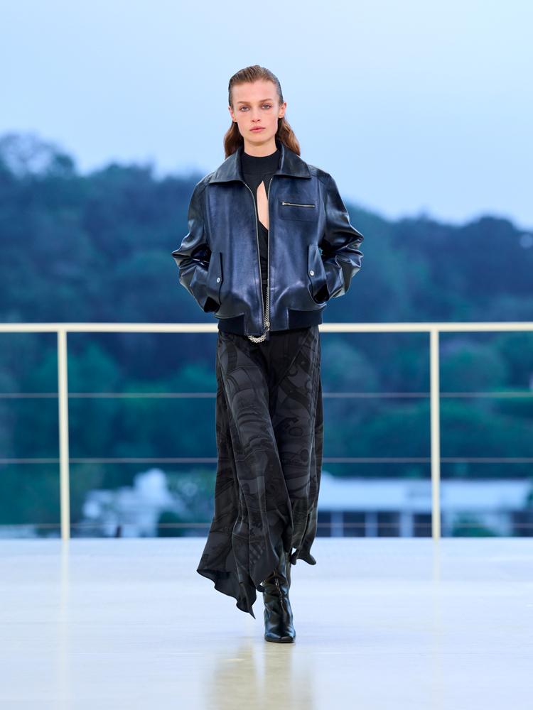 La veste en cuir bleue et la jupe fluide évasée noire du défilé automne-hiver 2026-2027 de Hermès à Los Angeles