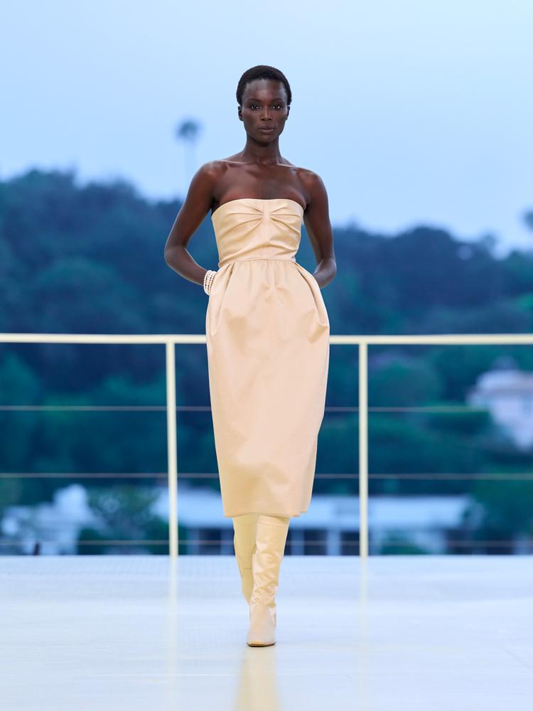 La robe satinée beige les bottes en cuir beiges et les bracelets de perles du défilé automne-hiver 2026-2027 de Hermès à Los Angeles
