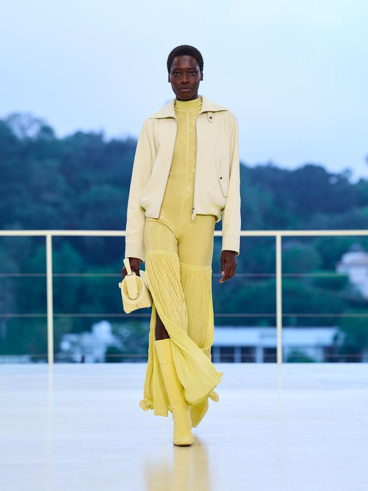 La combinaison en maille jaune, la veste en cuir beige, les bottes jaunes en cuir et le sac en cuir beige du défilé automne-hiver 2026-2027 de Hermès à Los Angeles