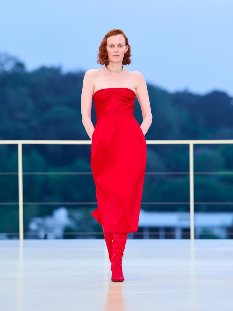 La robe rouge mi-longue bustier et les bottes rouges en cuir du défilé automne-hiver 2026-2027 de Hermès à Los Angeles