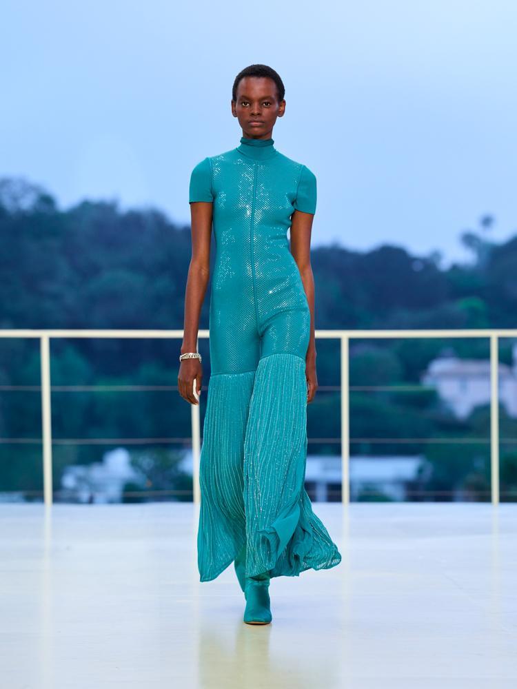 La combinaison en maille évasée bleue du défilé automne-hiver 2026-2027 de Hermès à Los Angeles