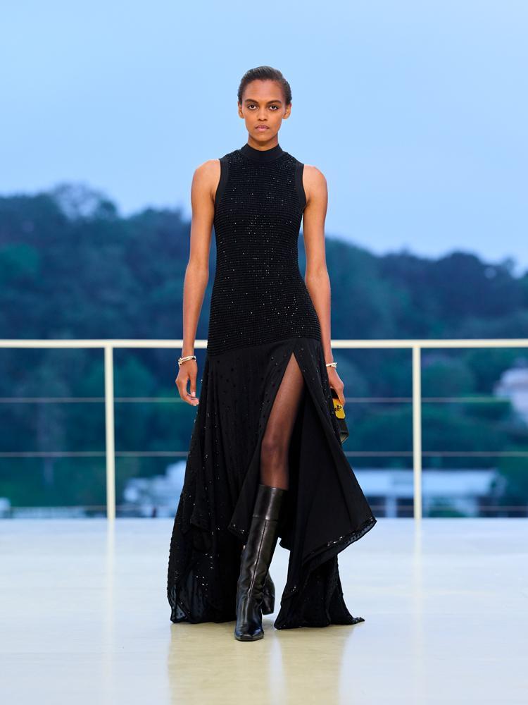 La robe noire à fente et les bottes noires en cuir du défilé automne-hiver 2026-2027 de Hermès à Los Angeles