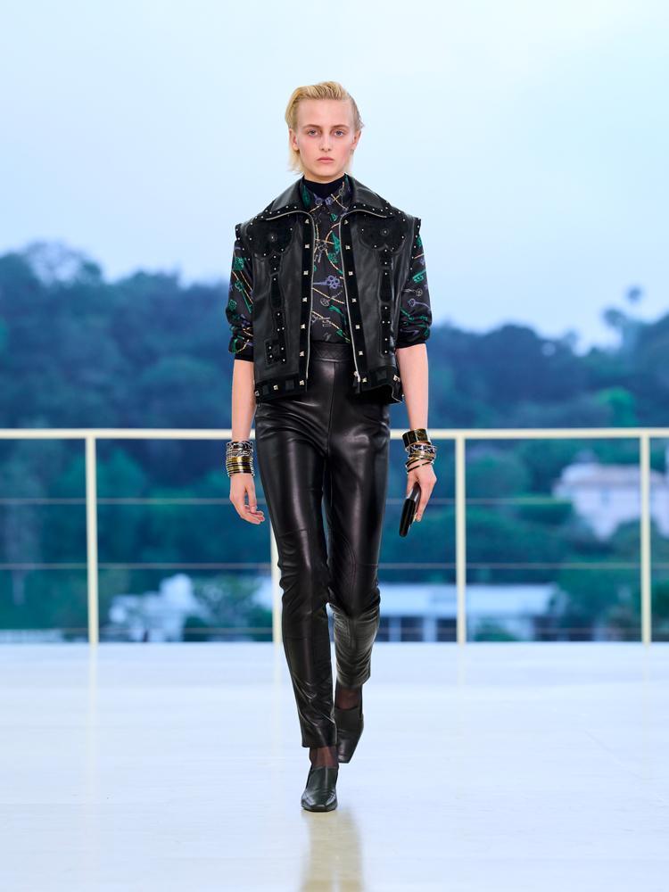 La veste en cuir noire à clous, le pantalon en cuir noir et la chemise imprimée du défilé automne-hiver 2026-2027 de Hermès à Los Angeles