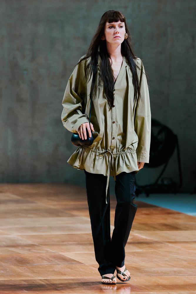 Le défilé Lemaire printemps-été 2027 à la Fashion Week de Paris
