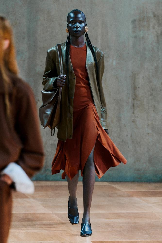 Le défilé Lemaire printemps-été 2027 à la Fashion Week de Paris