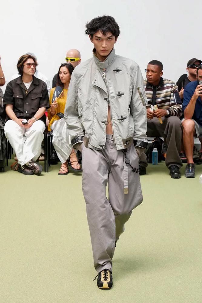 Le défilé Sacai printemps-été 2027 à la Fashion Week homme de Paris