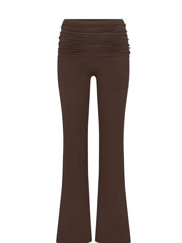 Legging taille haute évasé marron tendance Skims x Nike.