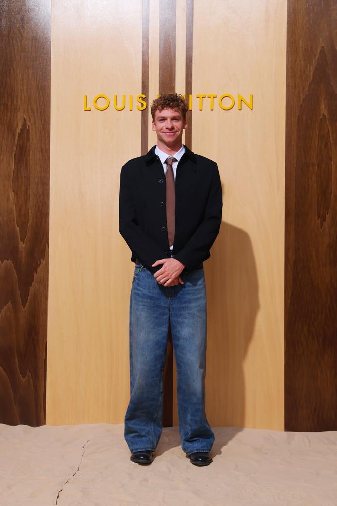 Léon Marchand au défilé Louis Vuitton homme printemps-été 2027 dans le cadre de la Fashion Week de Paris, le 23 juin 2026 à Paris, en France.