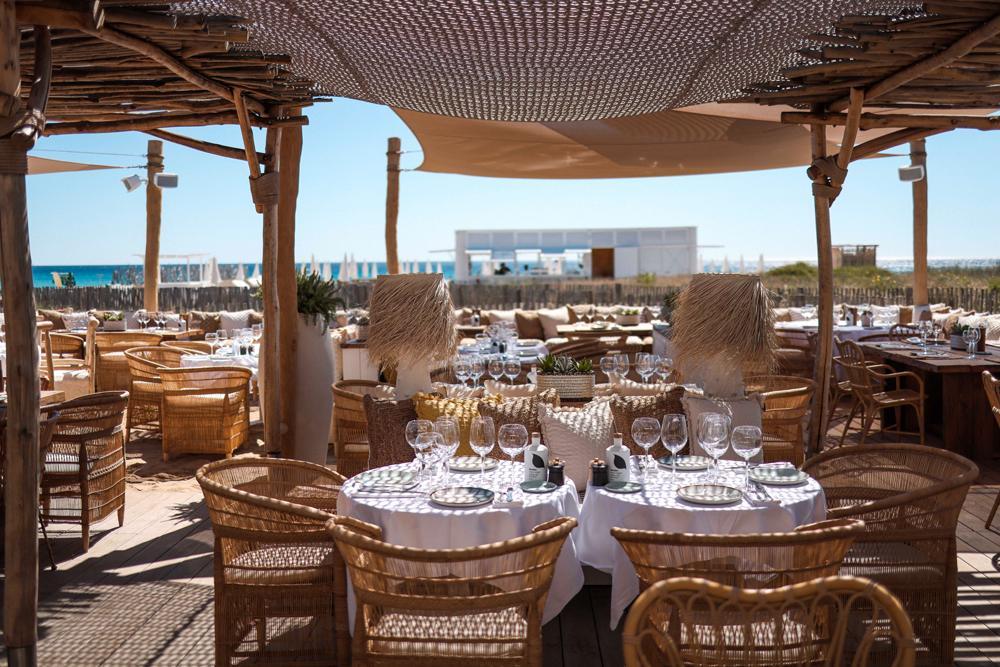 Les tables du restaurant et plage Les Palmiers de Pampelonne