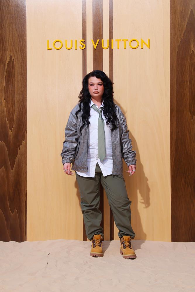 Lola Young au défilé Louis Vuitton homme printemps-été 2027 dans le cadre de la Fashion Week de Paris, le 23 juin 2026 à Paris, en France.