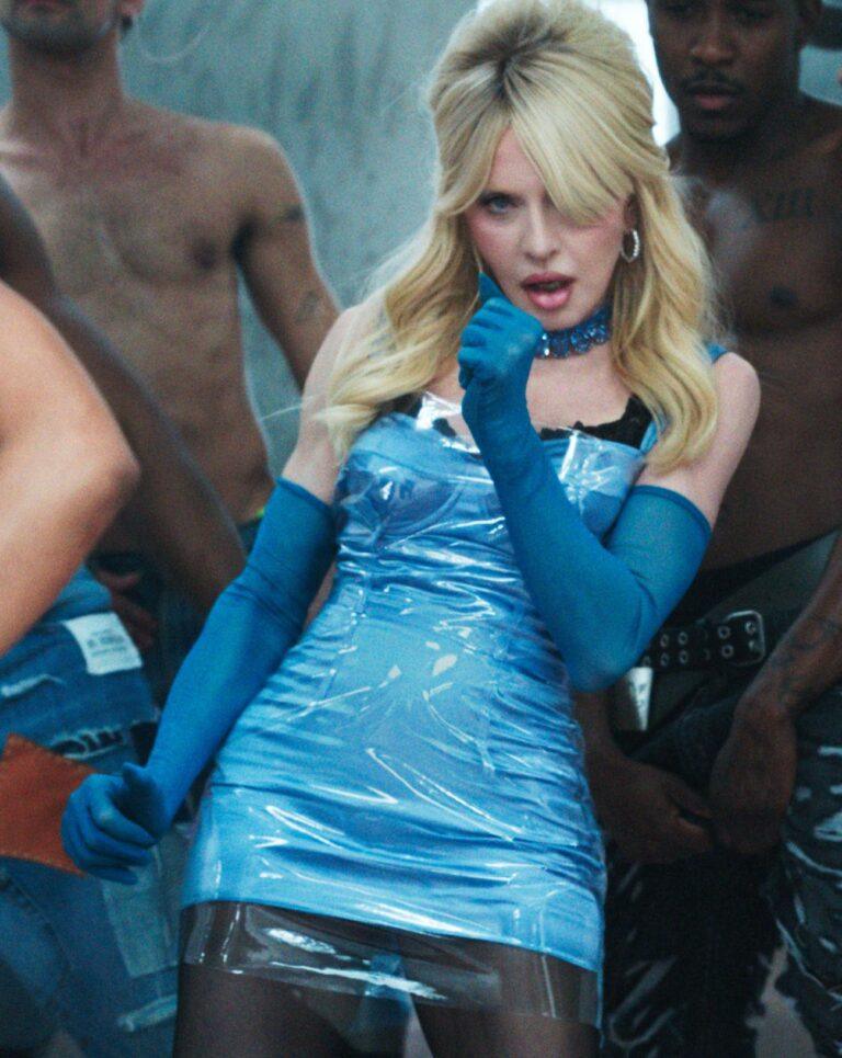 Madonna en Dolce & Gabbana dans la vidéo Confessions II - The Film.