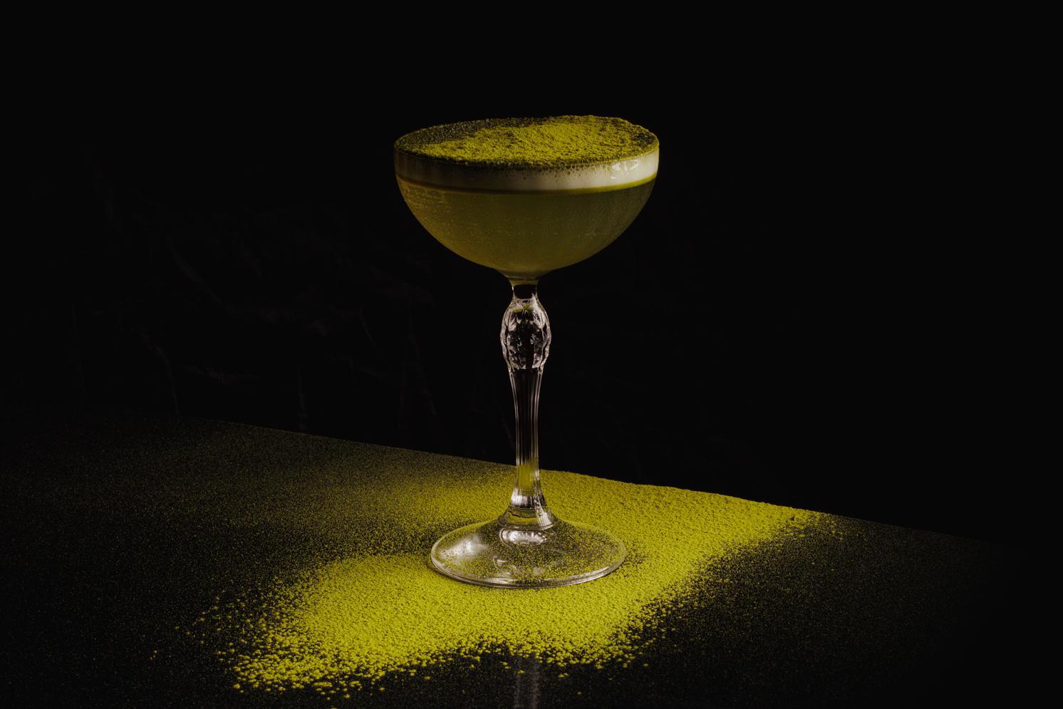 Le cocktail Matcha Sour du bar Minuit Express dans le 7e arrondissement de Paris