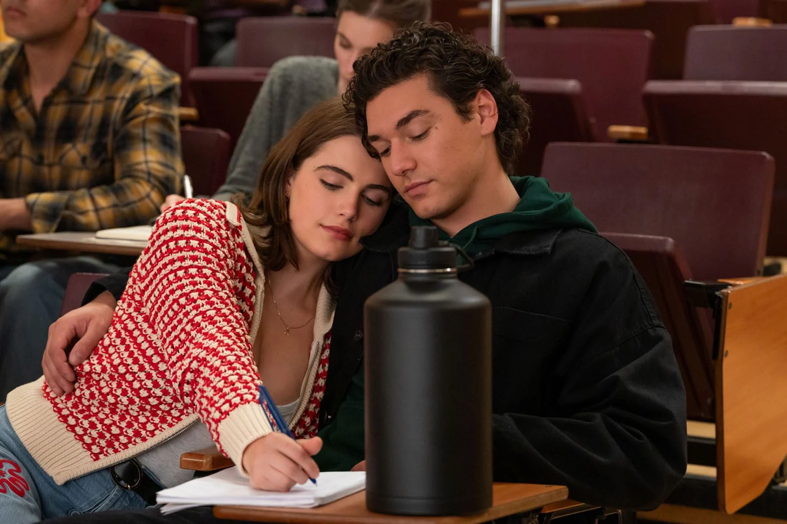 Ella Bright et Belmont Cameli dans la série Off Campus (2026). © Copyright Amazon Content Services LLC.