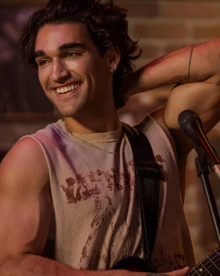 Josh Heuston dans la série Off Campus.