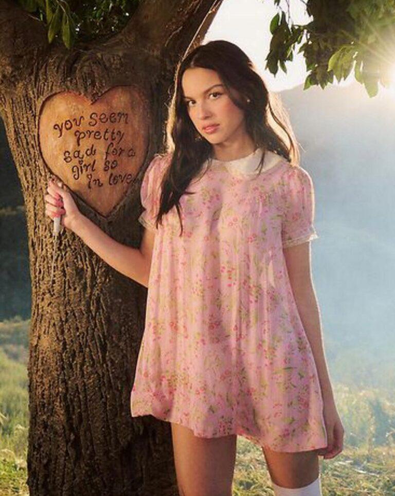 Olivia Rodrigo en robe babydoll.
