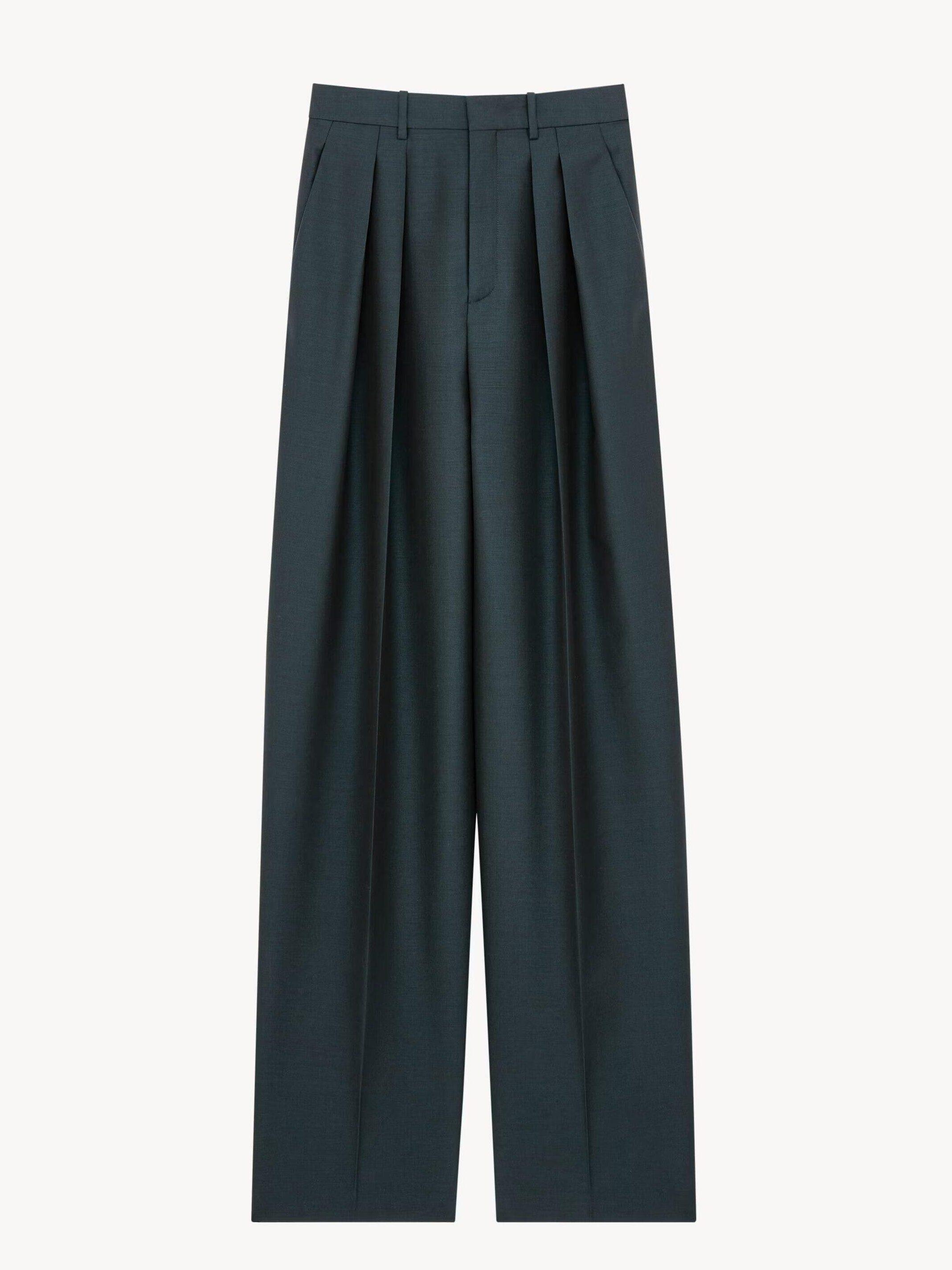Pantalon ample en laine et mohair vert foncé, 1 450 €, Saint Laurent.