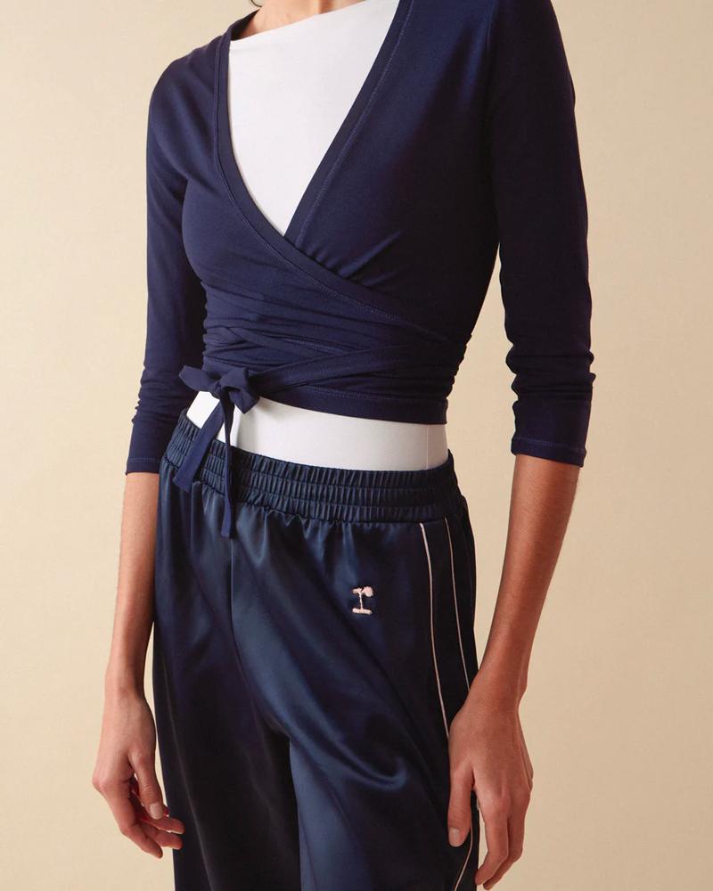 Un cache coeur, un tshirt et un pantalon de sport athleisure repetto
