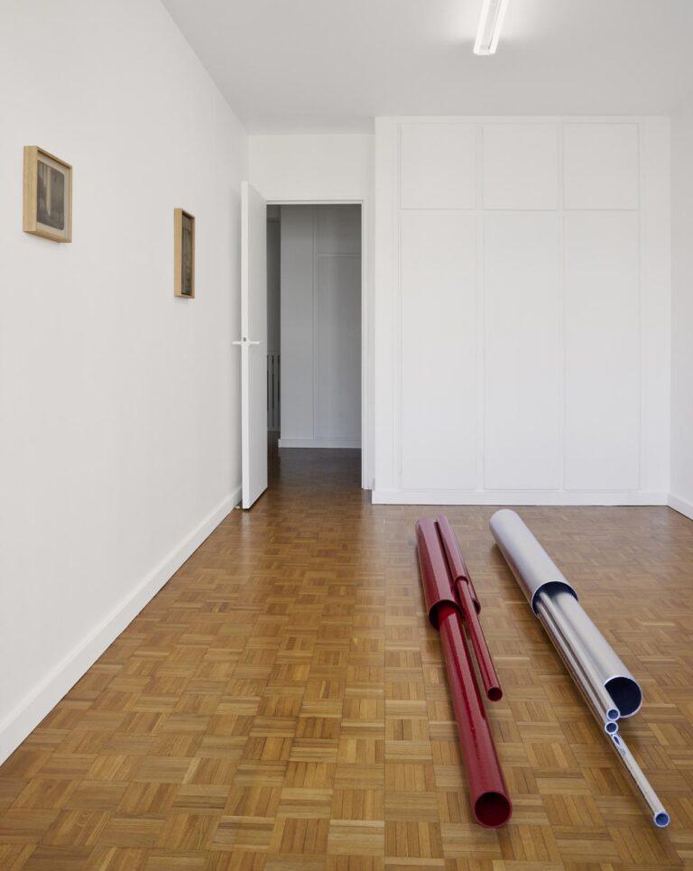 Vue de l'exposition “spare room #1, Clémentine Adou, Wojciech Bąkowski” à la galerie spare room. Art contemporain.