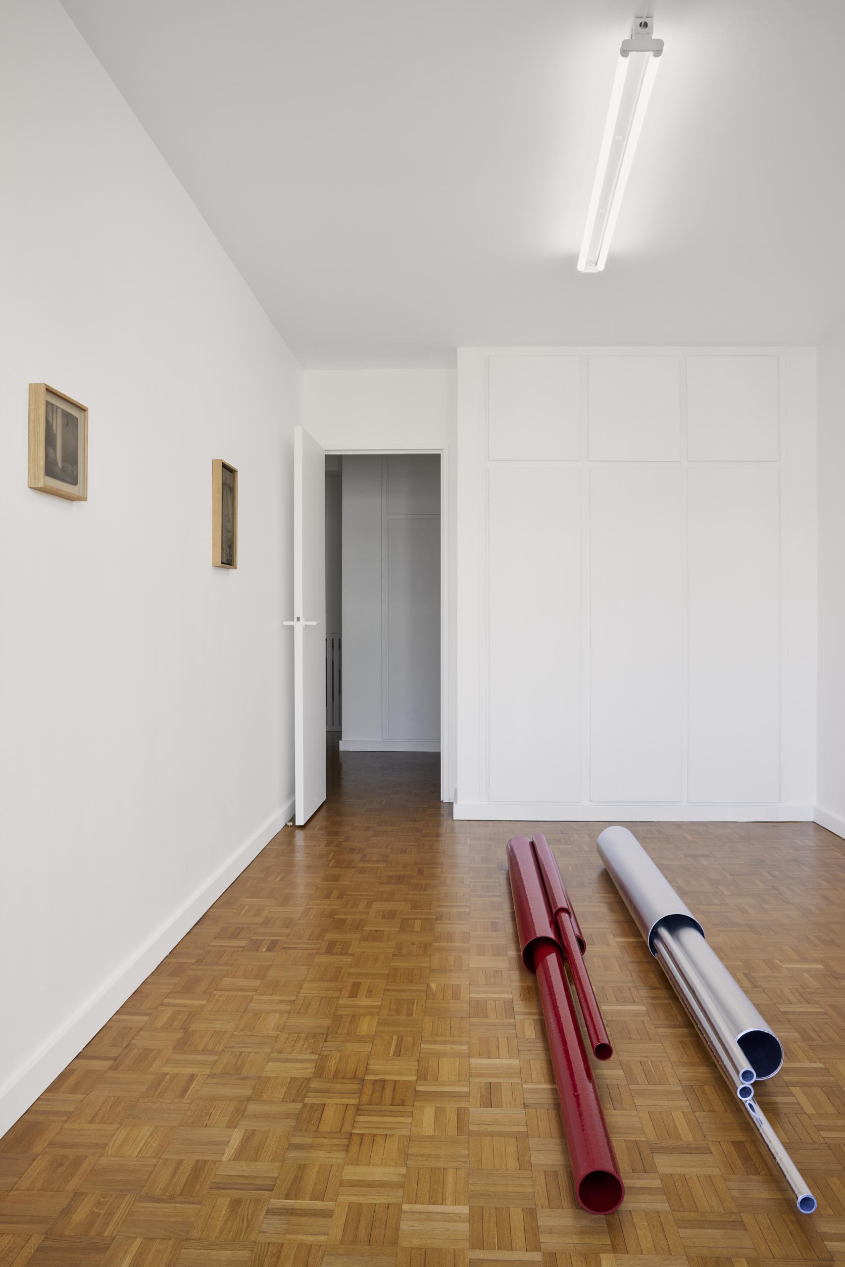 Vue de l'exposition “spare room #1, Clémentine Adou, Wojciech Bąkowski” à la galerie spare room. Art contemporain. 