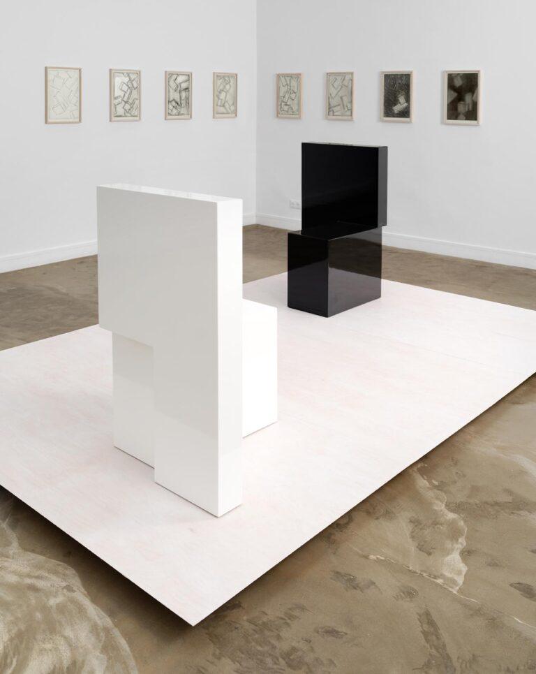 Exposition Bob Robert Wilson. Chaises. Vue de l'exposition “The Days Before” à la galerie Ketabi Bourdet. © Ketabi Bourdet.
