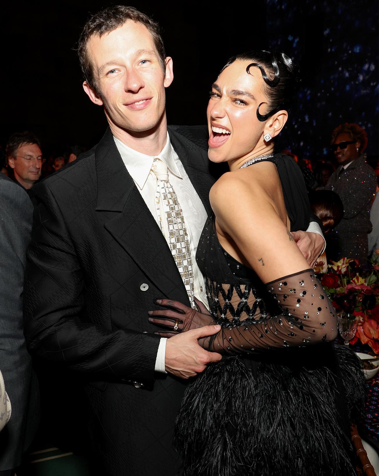 Callum Turner et Dua Lipa au Met Gala.