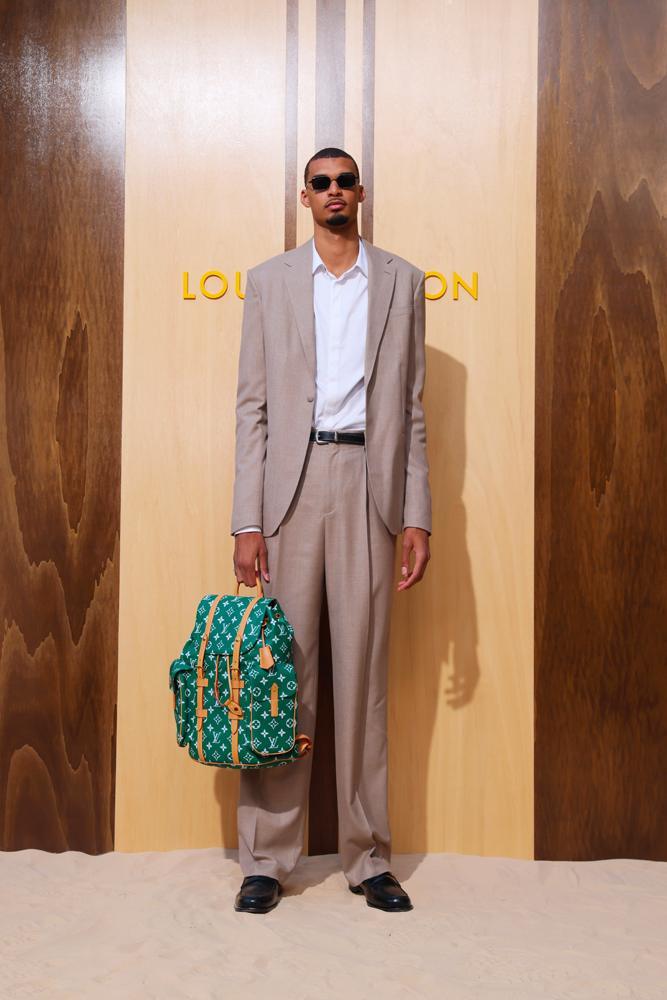 Victor Wembanyama au défilé Louis Vuitton homme printemps-été 2027 dans le cadre de la Fashion Week de Paris, le 23 juin 2026 à Paris, en France. © Victor Boyko/Getty Images pour Louis Vuitton.