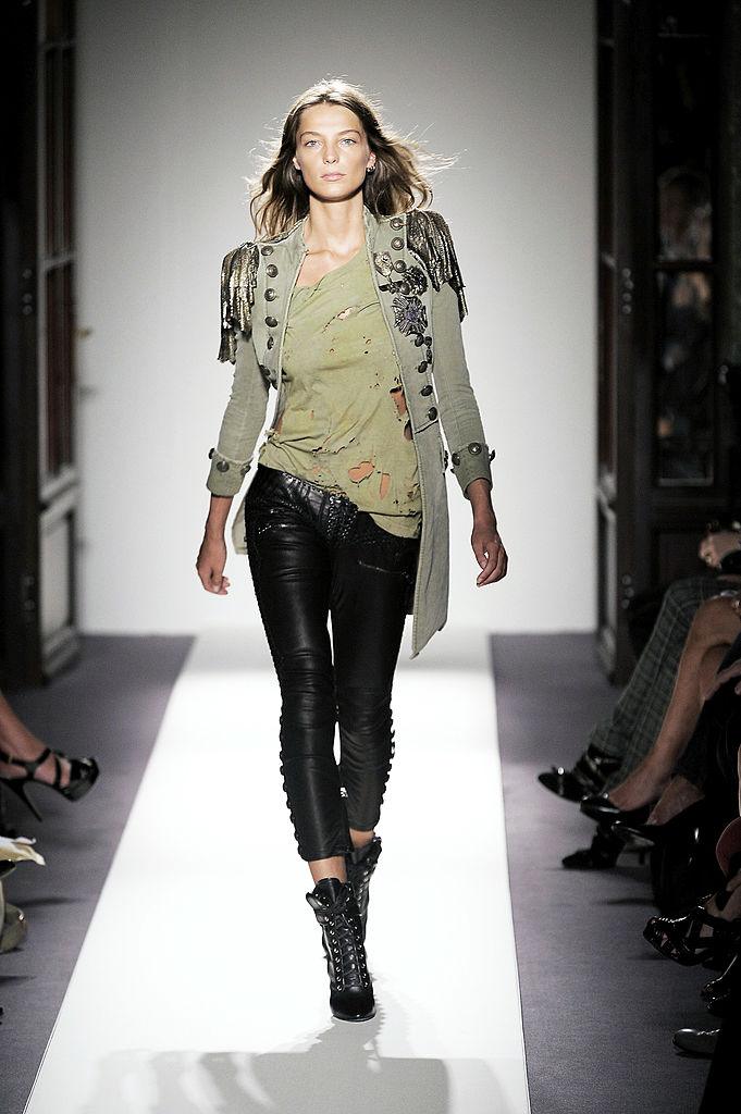 Balmain printemps-été 2010. © Karl Prouse/Catwalking/Getty Images.