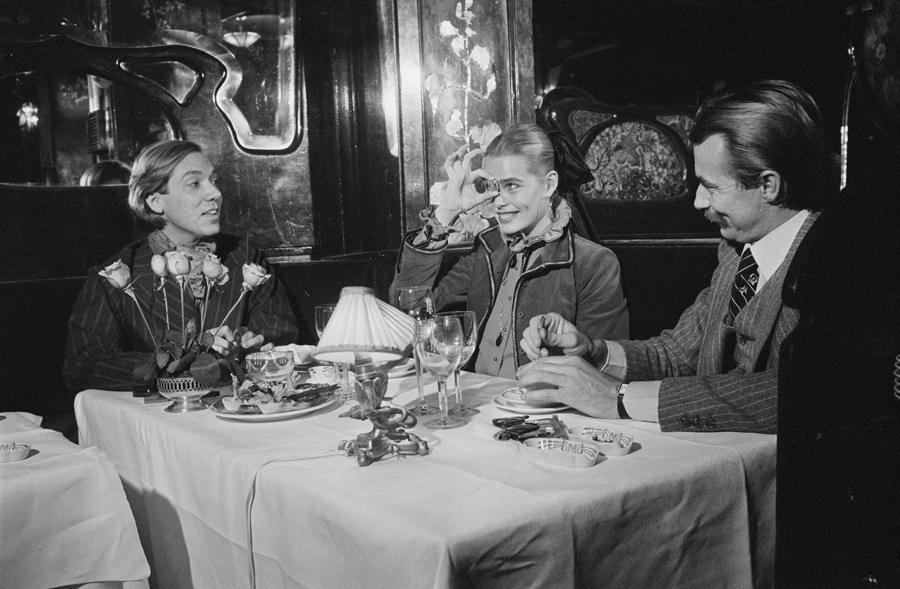 Margaux Hemingway chez Maxim's avec le diamant Soleil d'Or de Fred à Paris le 24 octobre 1977. © Alain Dejean/Sygma via Getty Images.