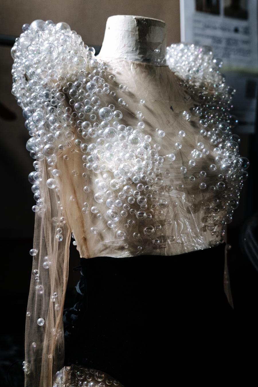 Backstage défilé Iris Van Herpen automne-hiver 2026-2027 par Line Brusegan