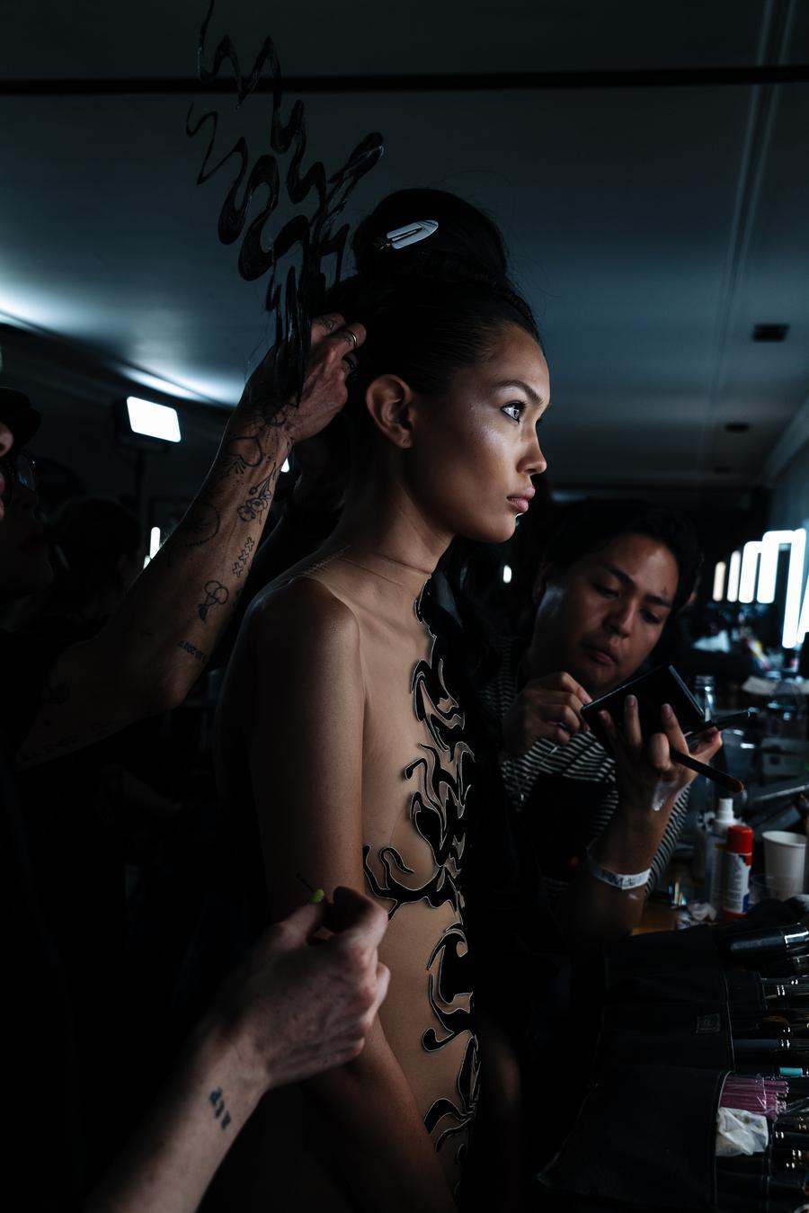 Backstage défilé Iris Van Herpen automne-hiver 2026-2027 par Line Brusegan