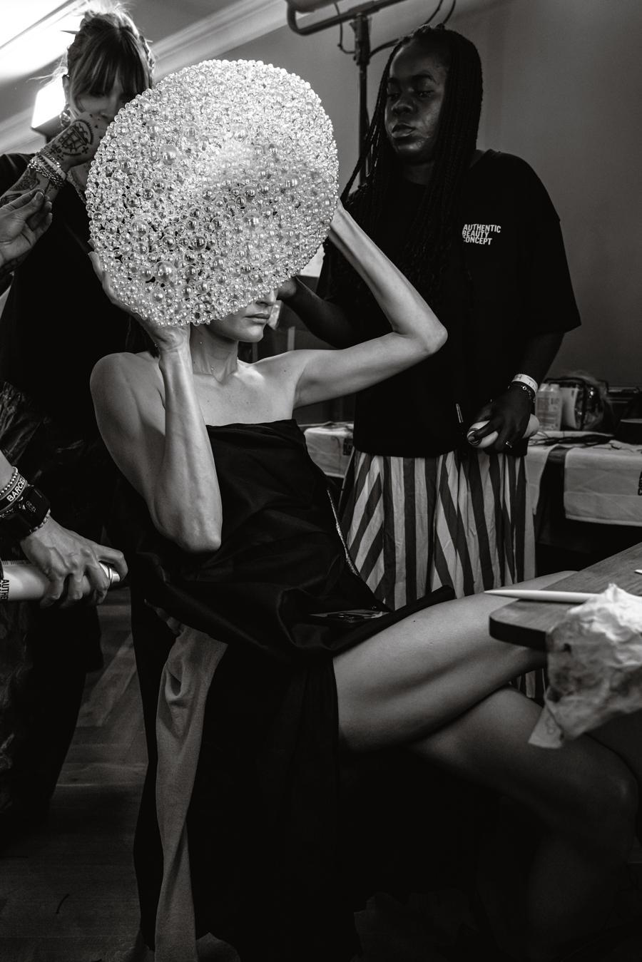 Backstage défilé Iris Van Herpen automne-hiver 2026-2027 par Line Brusegan