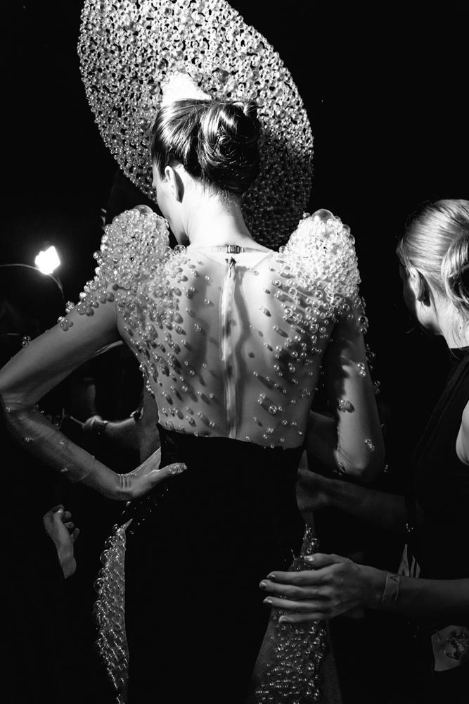 Backstage défilé Iris Van Herpen automne-hiver 2026-2027 par Line Brusegan