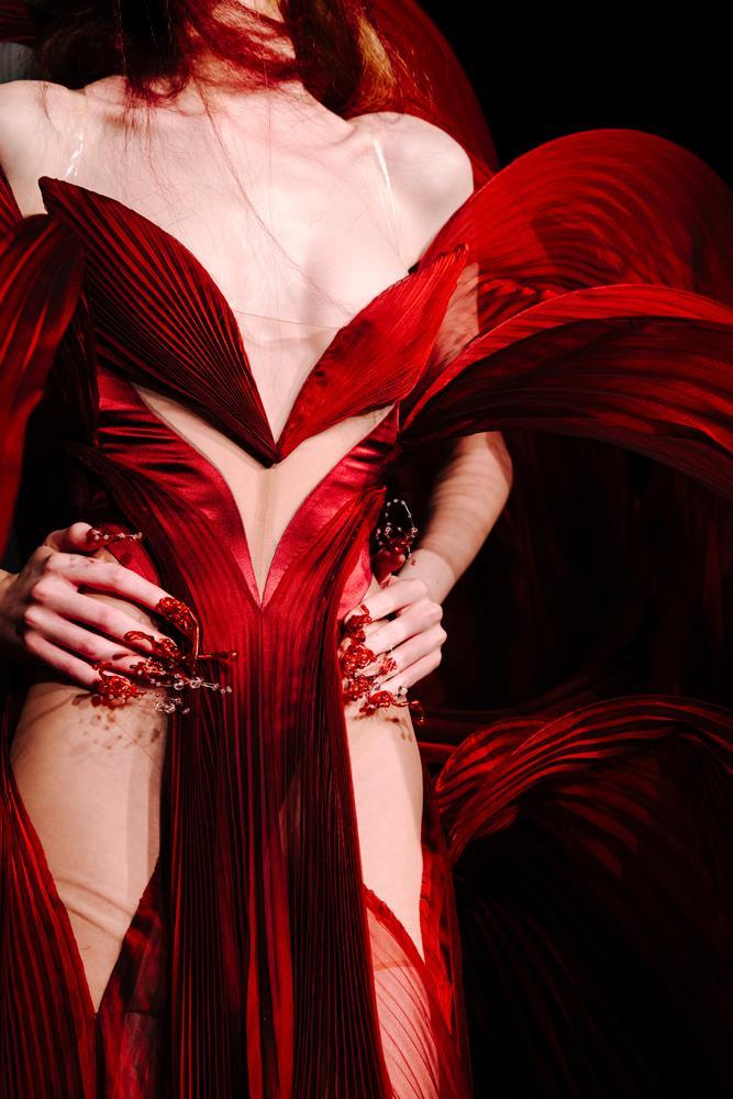 Backstage défilé Iris Van Herpen automne-hiver 2026-2027 par Line Brusegan