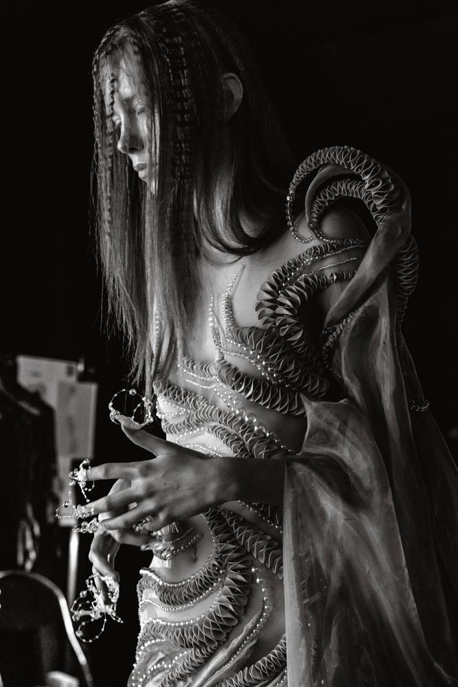 Backstage défilé Iris Van Herpen automne-hiver 2026-2027 par Line Brusegan