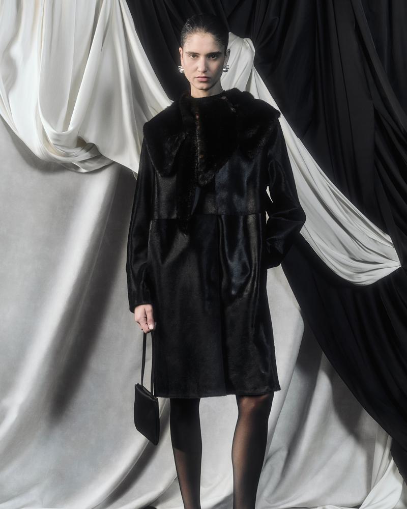 manteau en fourrure noir, loulou de saison