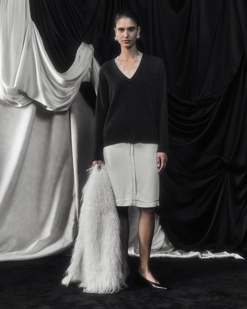 look pull col v, robe en soie blanche et veste frangée loulou de saison