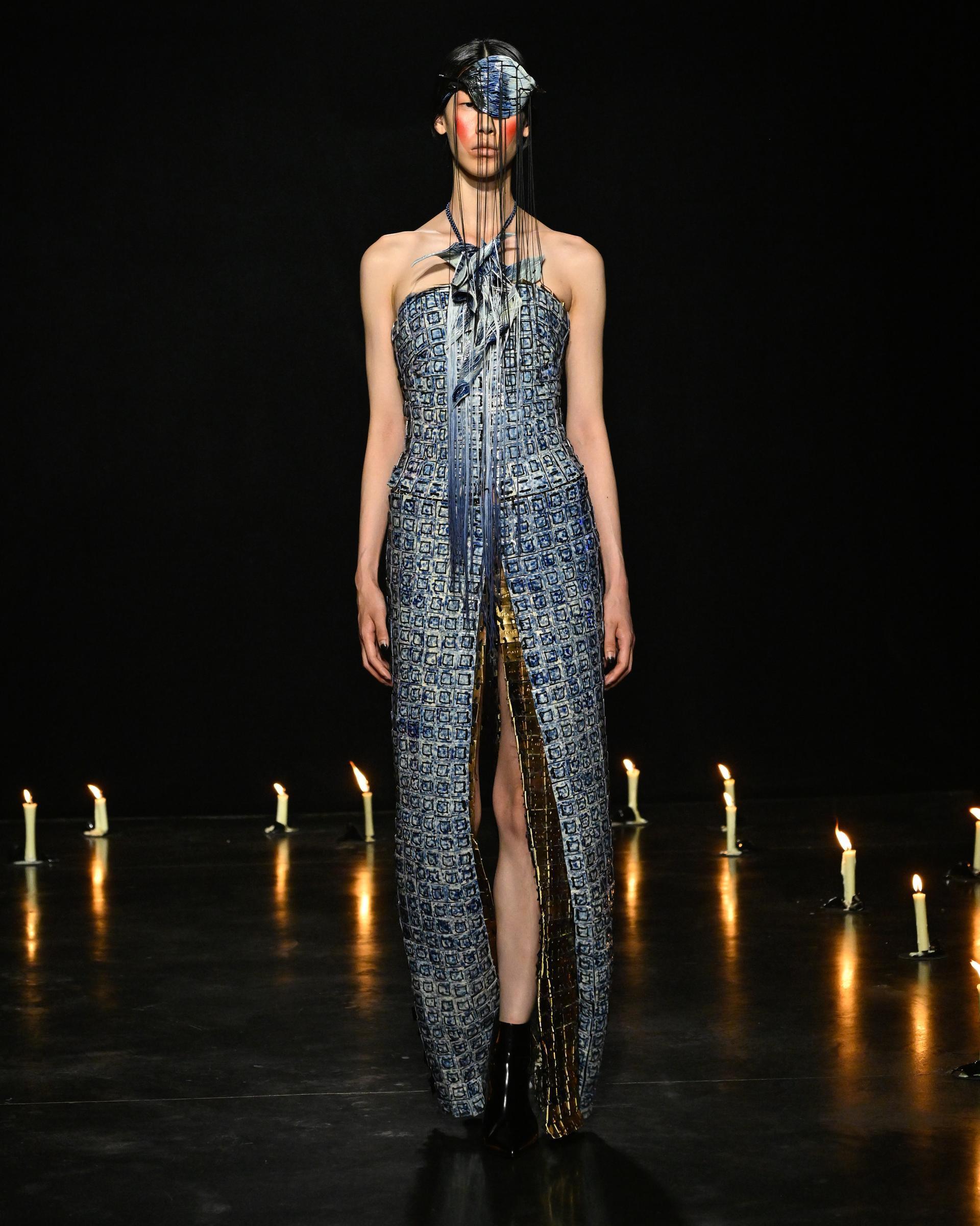 La robe bleue en céramique du défilé Yuima Nakazato automne-hiver 2026-2027.