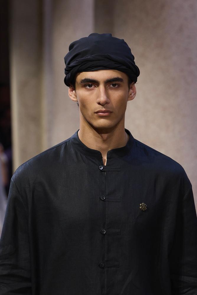 Coiffe minimaliste noire Armani. © Pietro D'Aprano/Getty Images.