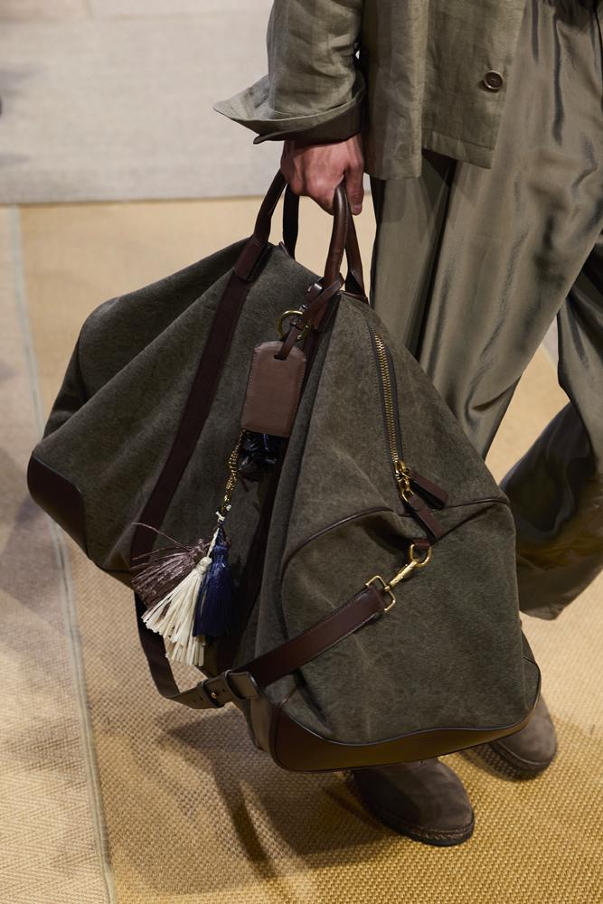 Grand sac de voyage kaki Armani. © Pietro D'Aprano/Getty Images.