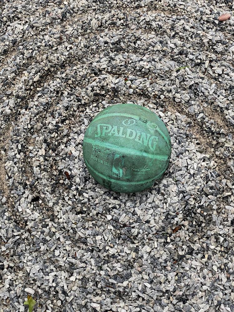 œuvre de Daniel Arsham, Bronze Eroded Basketball Study (2020)