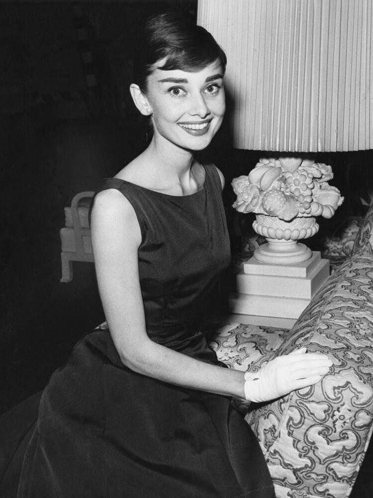 Audrey Hepburn, icône de mode, en 1959 dans une robe givenchy