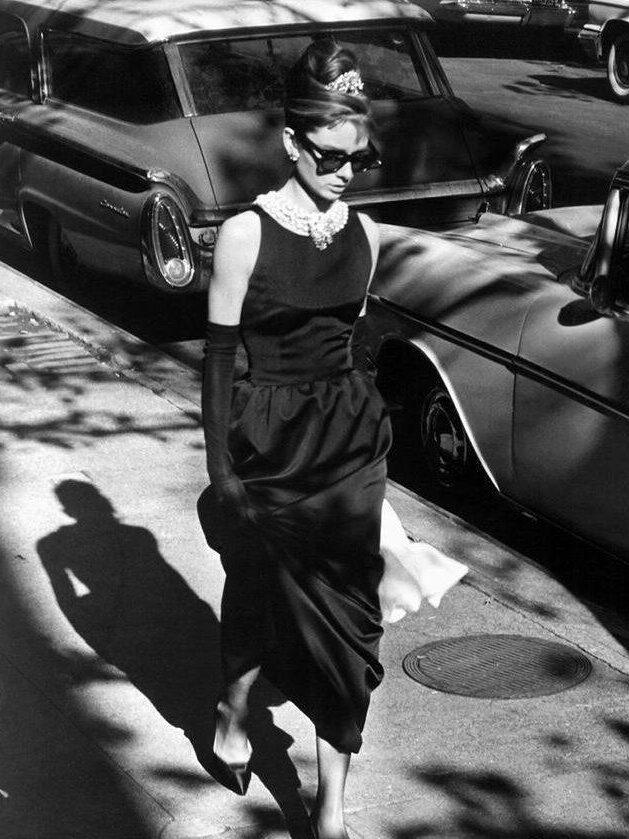 L'actrice Audrey Hepburn en 1963 sur le tournage de Diamants sur Canapé dans une robe givenchy. © Getty Images.