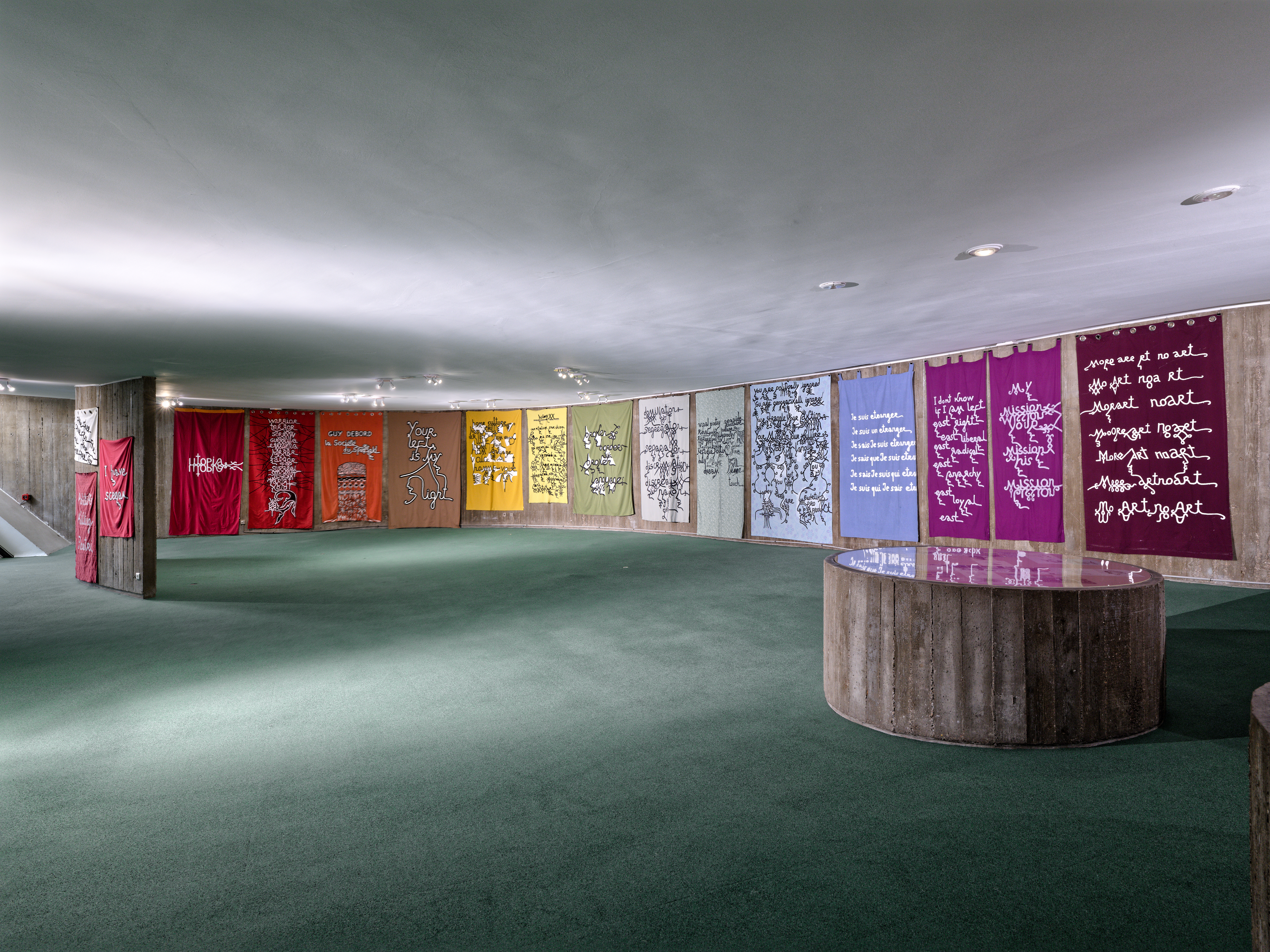 Vue de l’exposition “Utopia utopia” de Babi Badalov par le Palais de Tokyo à l’Espace Niemeyer, Paris, 2026