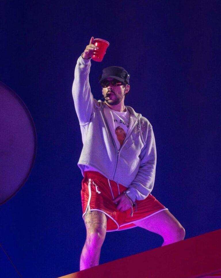 Bad Bunny en concert à Paris en juillet 2026 en sweat Bluemarble. © Bluemarble.