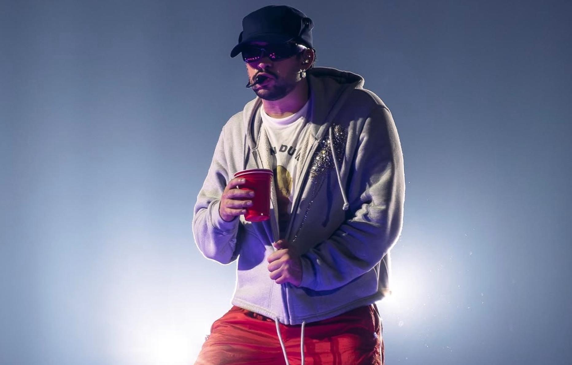 Bad Bunny en concert à Paris en juillet 2026 en sweat Bluemarble. © Bluemarble.